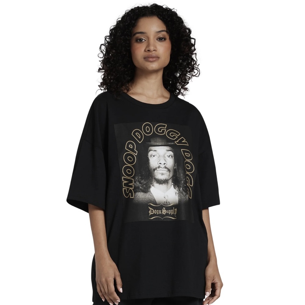 - Dogg Supply by Snoop Dogg Unisex Oversize Drop Shoulder Graphic T-Shirt